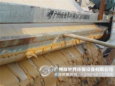 高嶺土帶式壓濾機現(xiàn)場壓濾效果圖